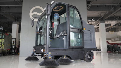電動掃地車刷盤的更換頻率與方法.jpg